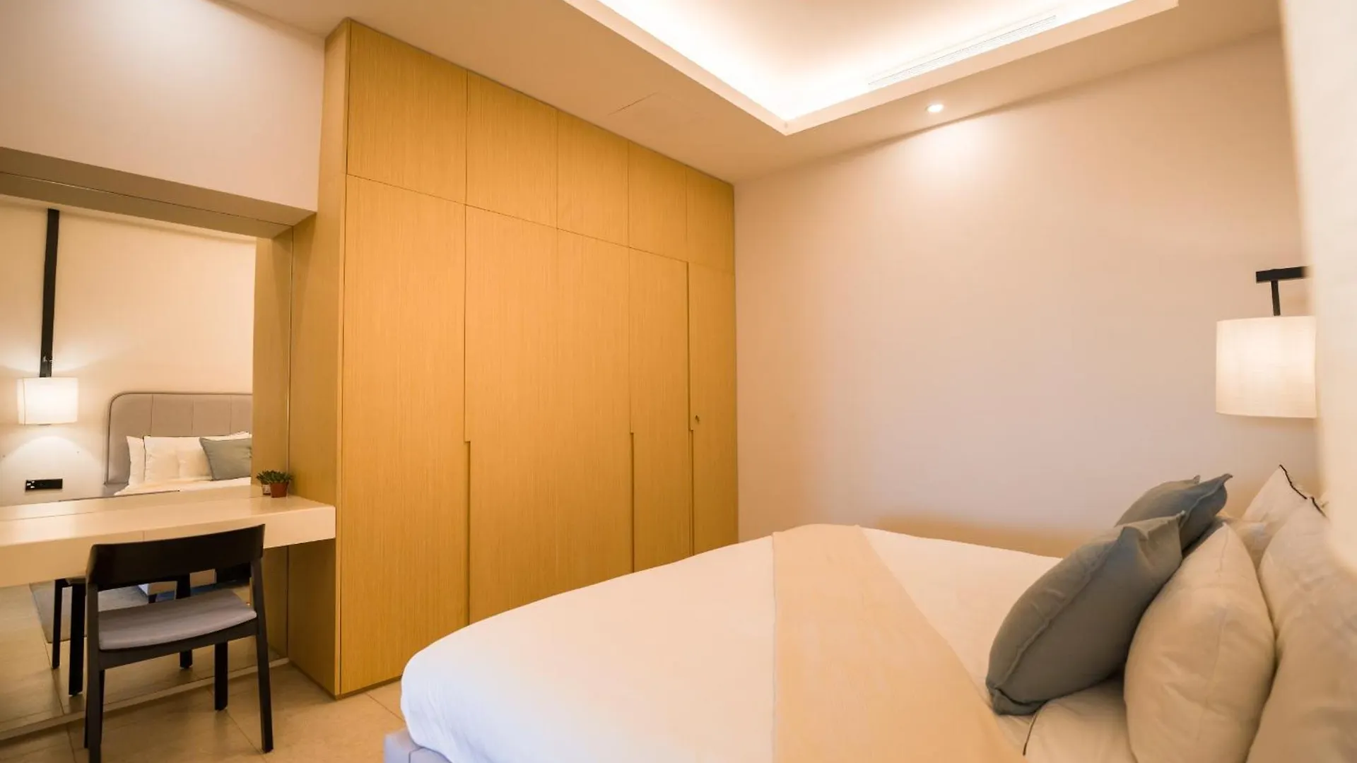 Easygo-Crystal Beach Front And Lagoon Access Stu- Royal Amwaj-Pj Dubai Apartment